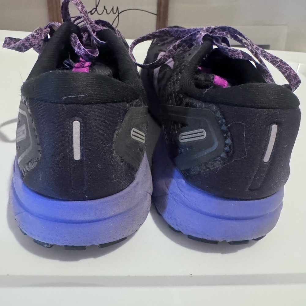 Brooks Ghost 14 in the "Electric Cheetah Run Wild" color - Picture 2 of 4